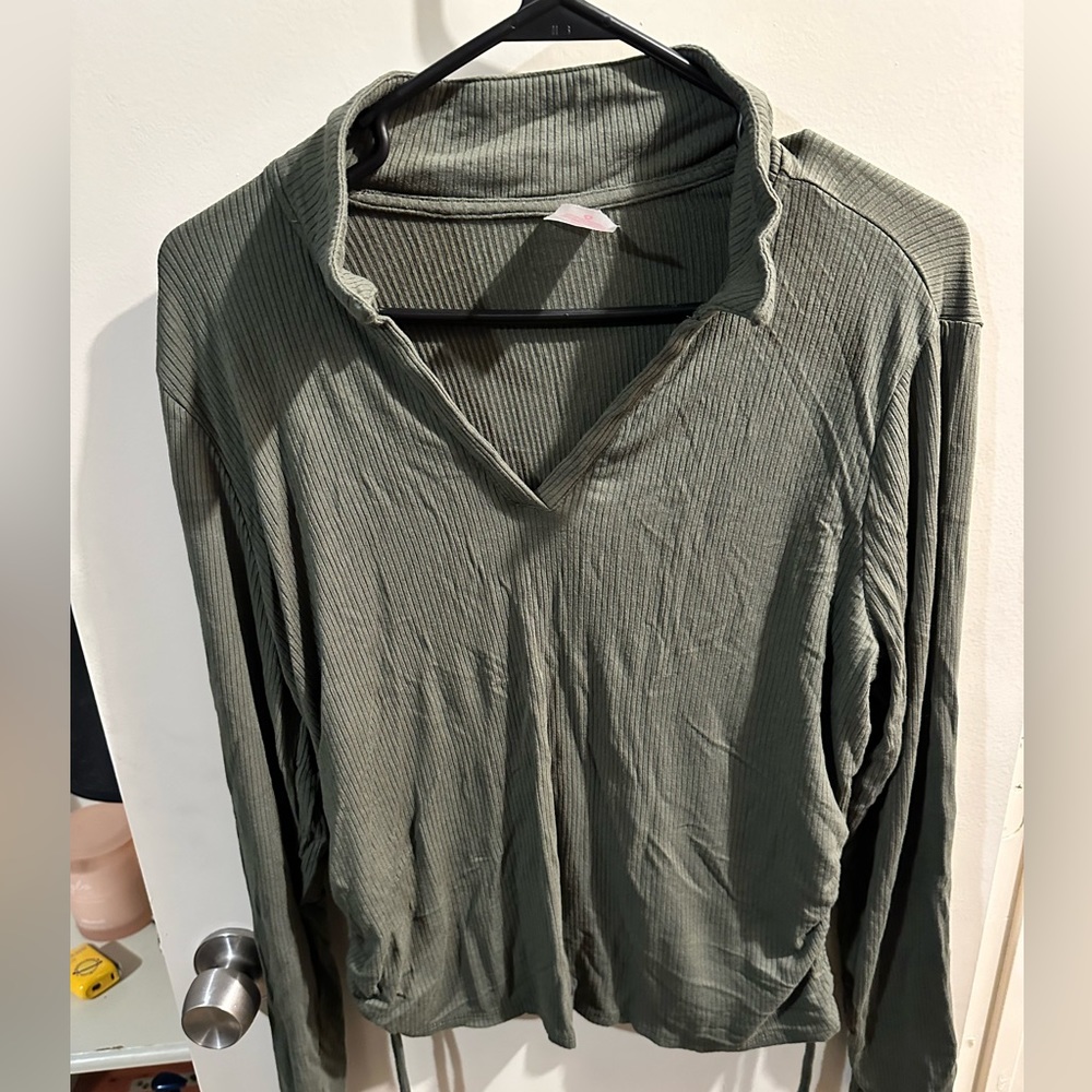 Great condition long sleeve top. XXL but fits like a Medium